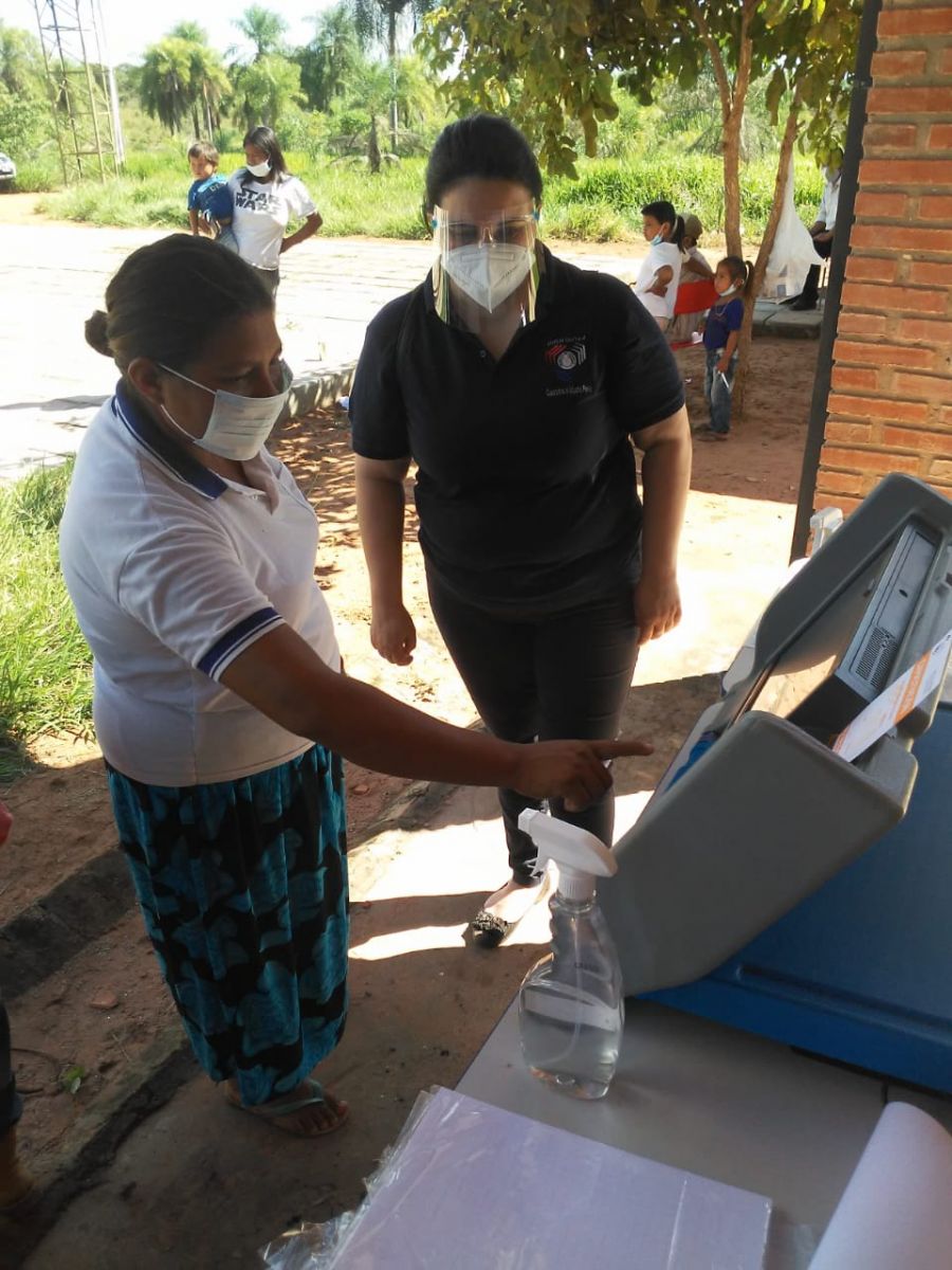 Funcionarios de la Justicia Electoral se encargan de capacitar respecto al uso de la máquina de votación en el marco de los preparativos de las próximas Elecciones Municipales.
